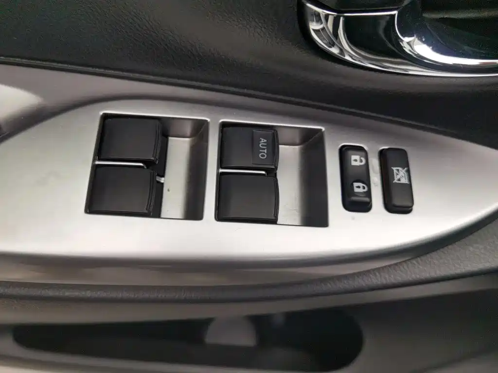 Toyota Yaris L 2016 — фото 9