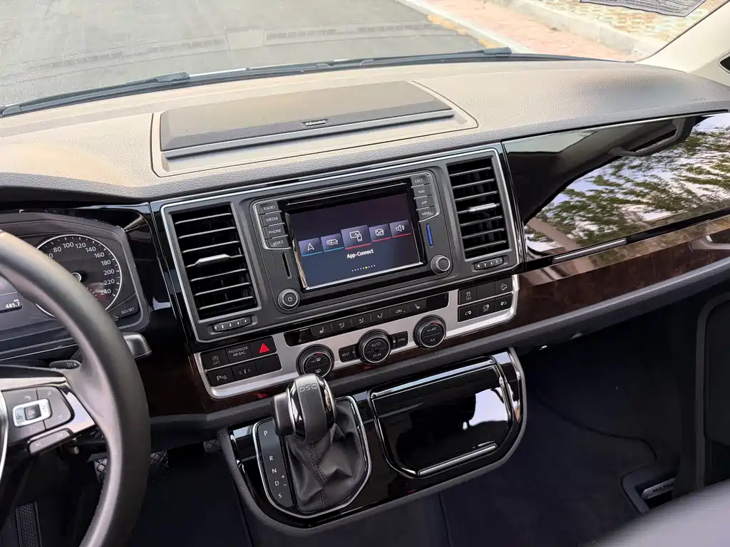 Volkswagen Multivan 2019 — фото 9