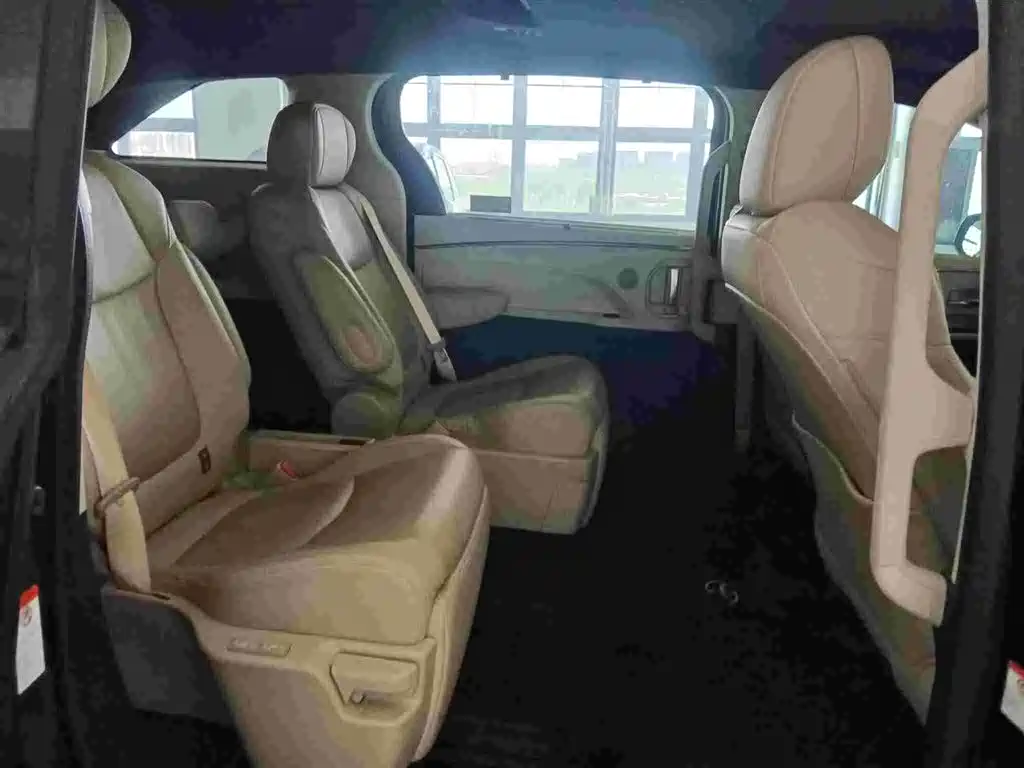 Toyota Granvia 2023 — фото 11