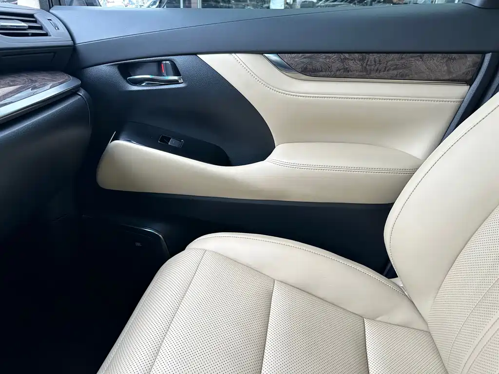 Toyota Alphard 2023 — фото 30