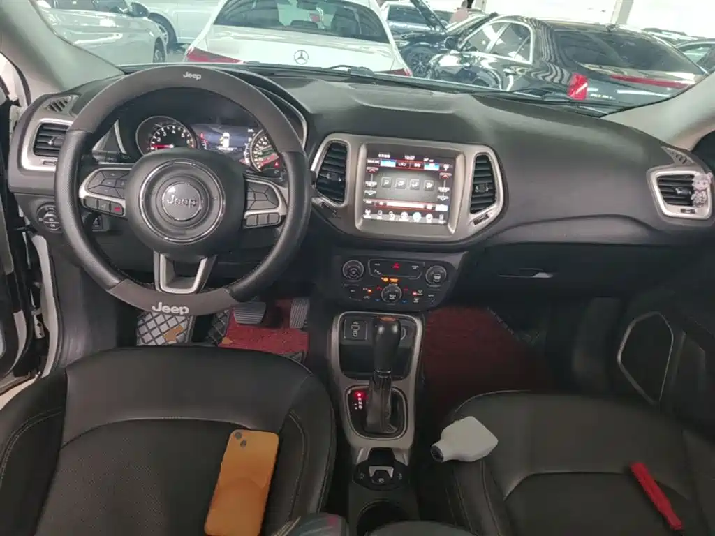 Jeep Compass 2018 — фото 10