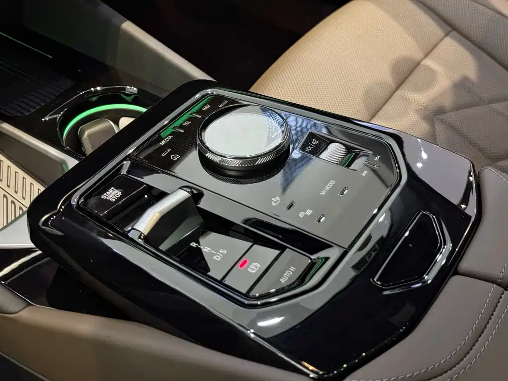 BMW 5 Series 2025 — фото 13
