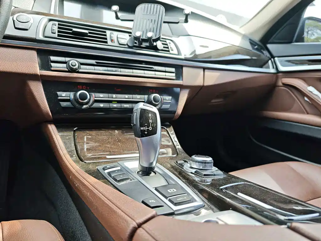 BMW 5 Series 2015 — фото 11