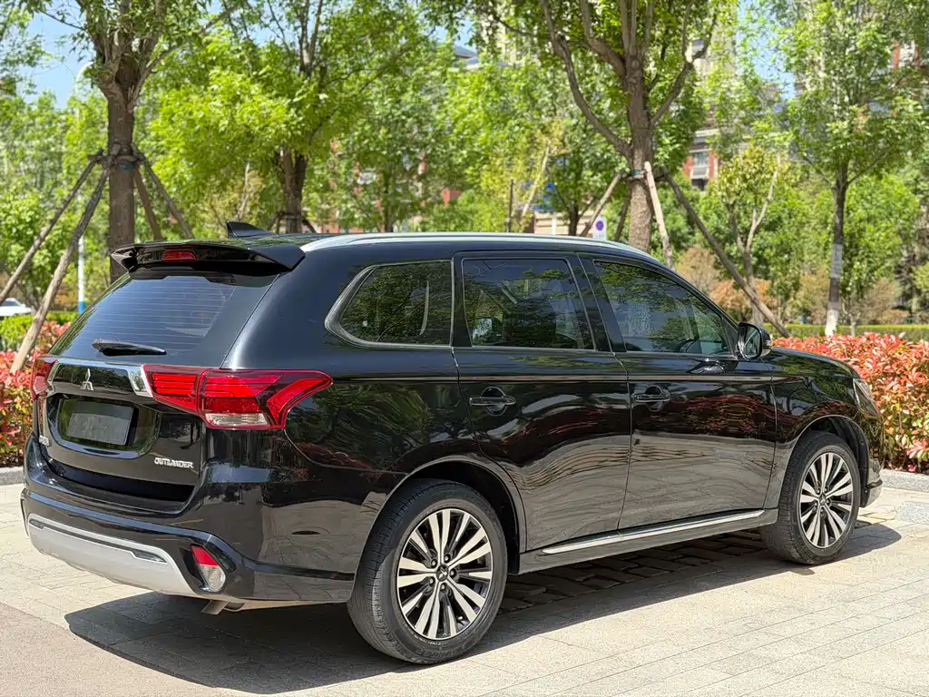 Mitsubishi Outlander 2021 — фото 21