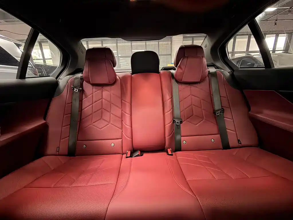 BMW 5 Series 2025 — фото 14