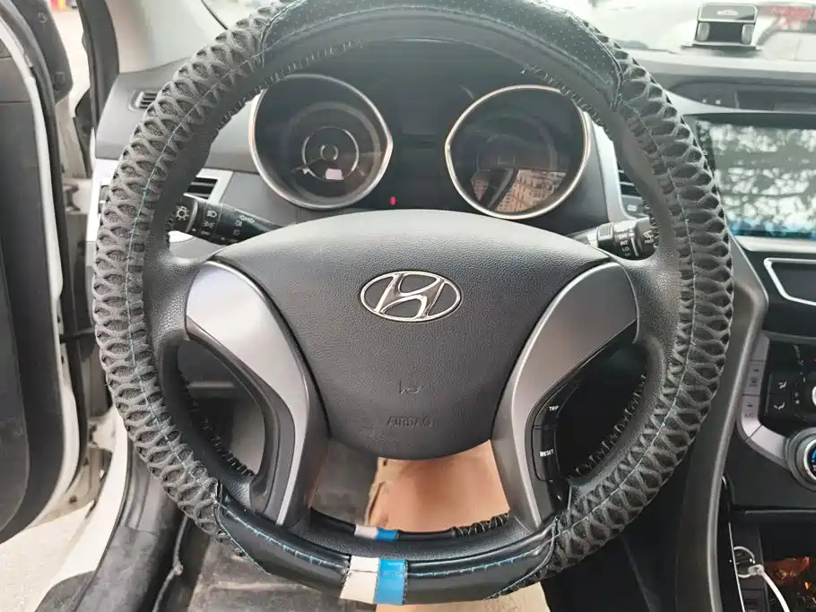 Hyundai Elantra 2015 — фото 15