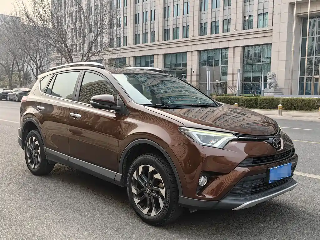 Toyota RAV4 2018 — фото 5