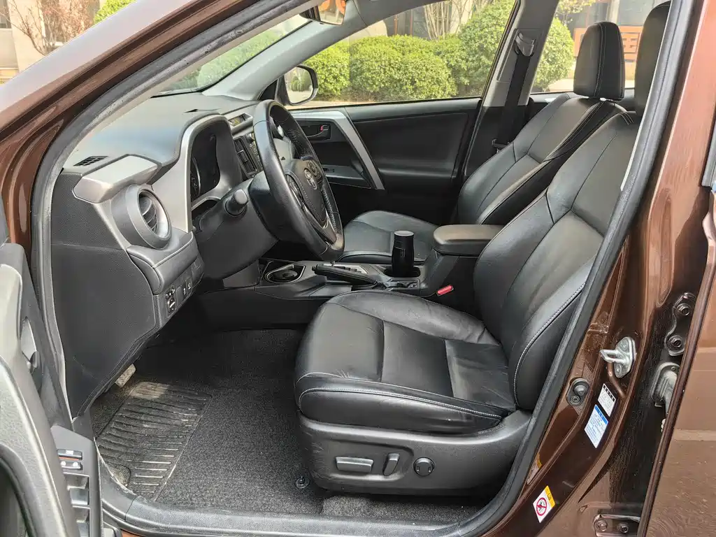 Toyota RAV4 2018 — фото 19