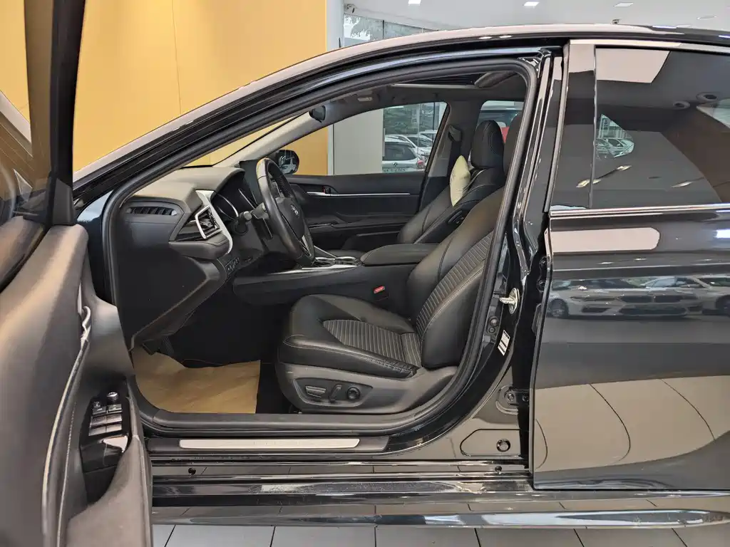 Toyota Camry 2022 — фото 13