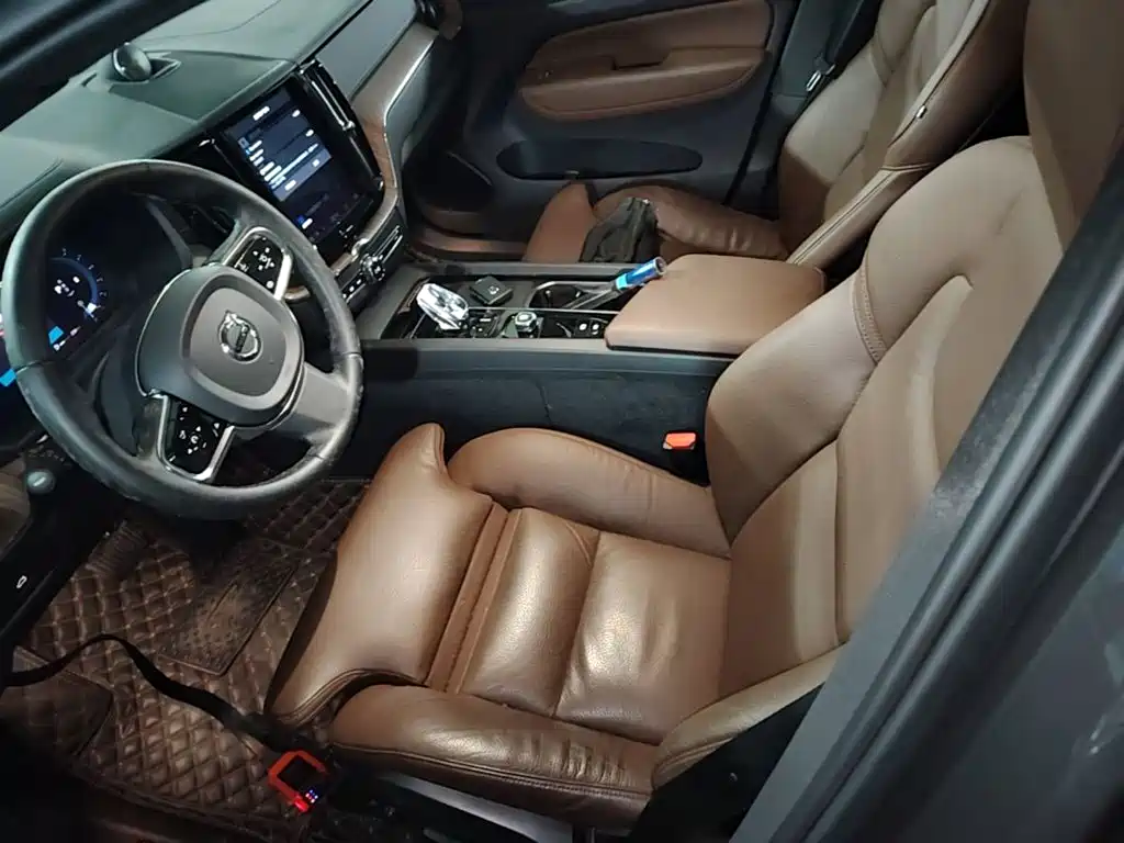 Volvo XC60 2023 — фото 15
