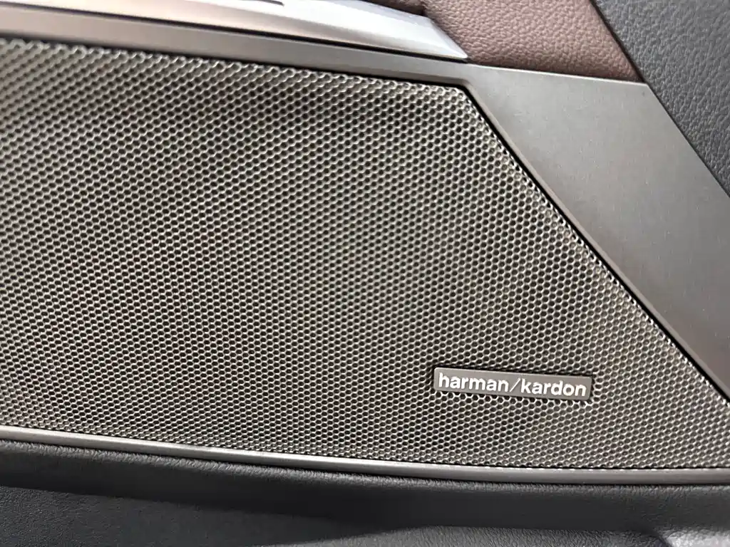 BMW 3 Series 2019 — фото 25