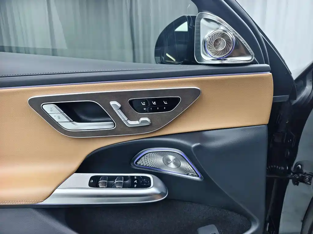 Mercedes-Benz E-Class 2025 — фото 12