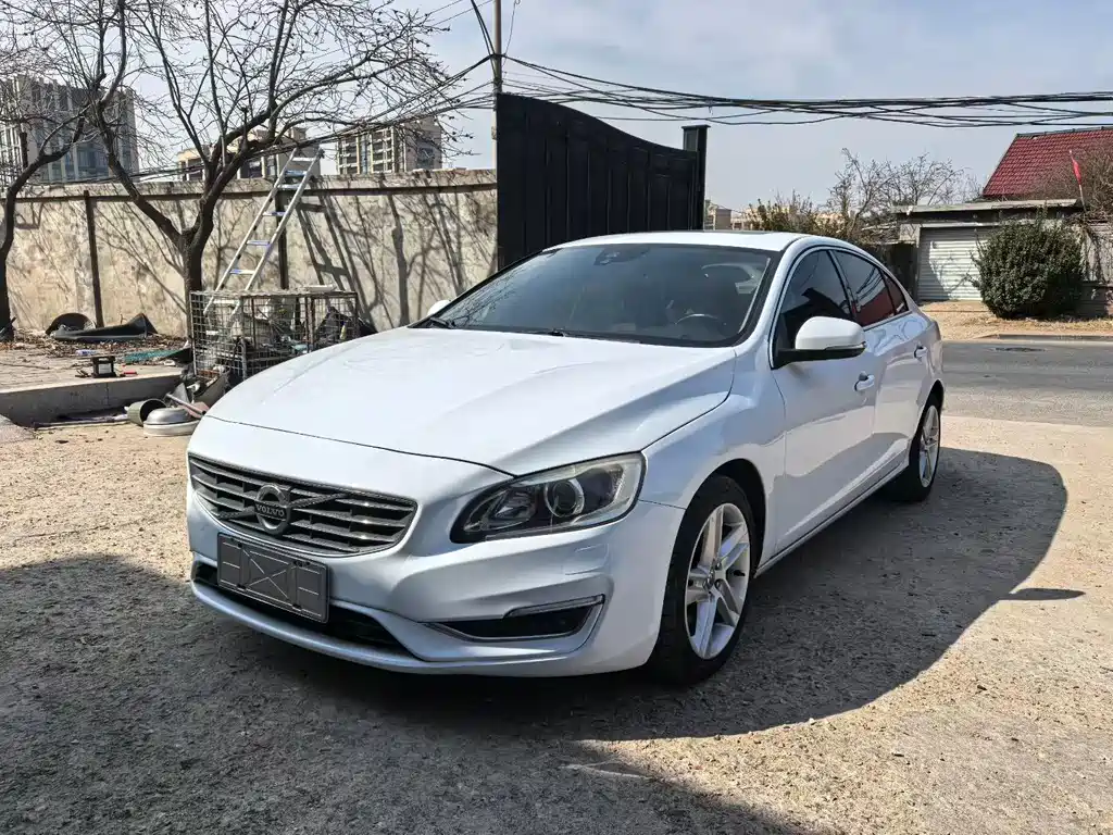 Volvo S60 2015 — фото 1