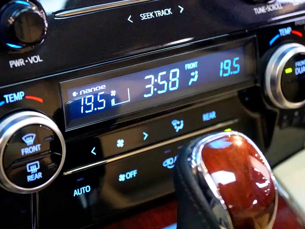 Toyota Alphard 2016 — фото 18