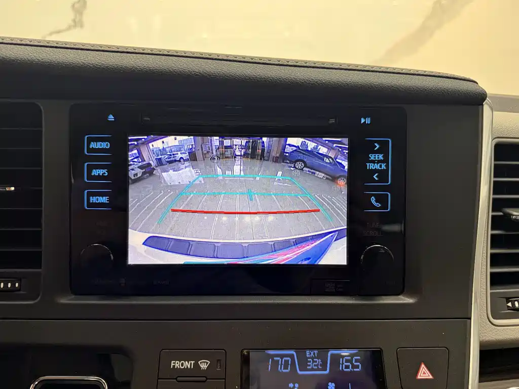 Toyota Sienna 2017 — фото 14
