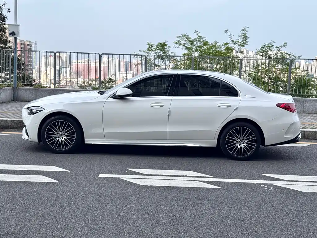 Mercedes-Benz C-Class 2025 — фото 4