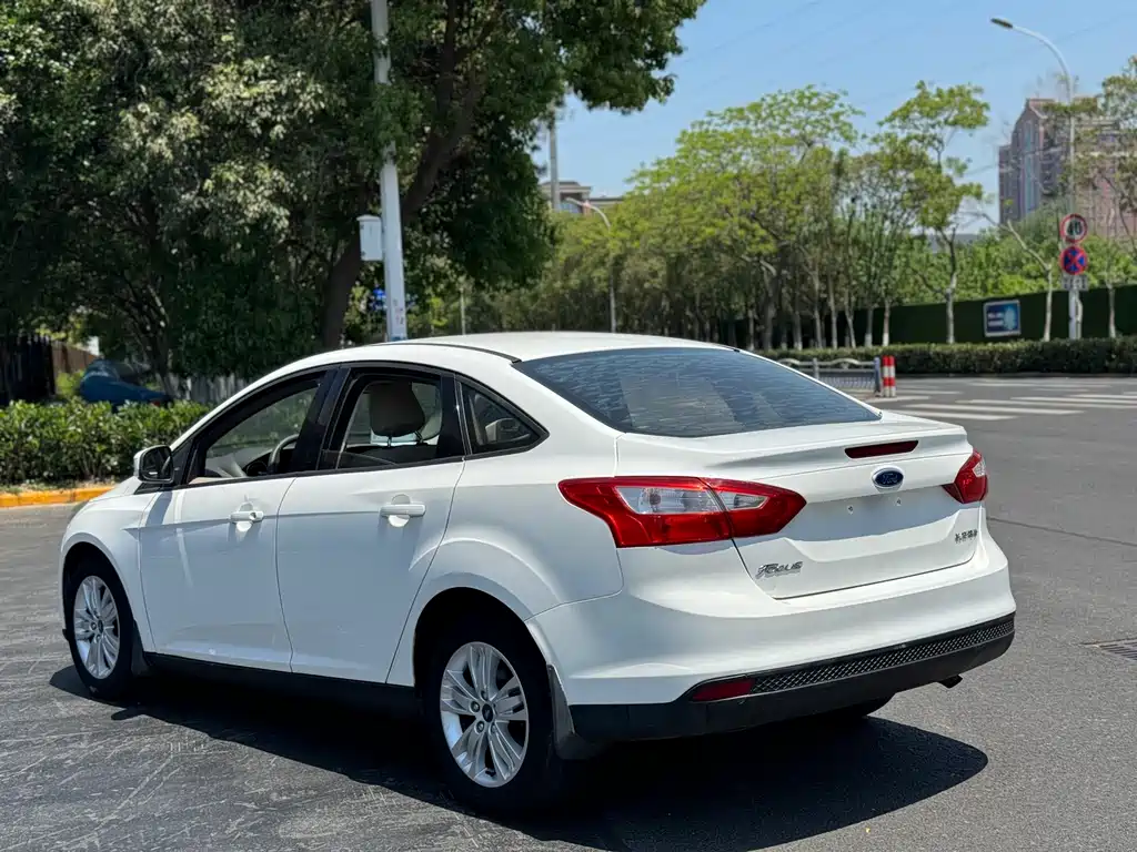 Ford Focus 2013 — фото 12