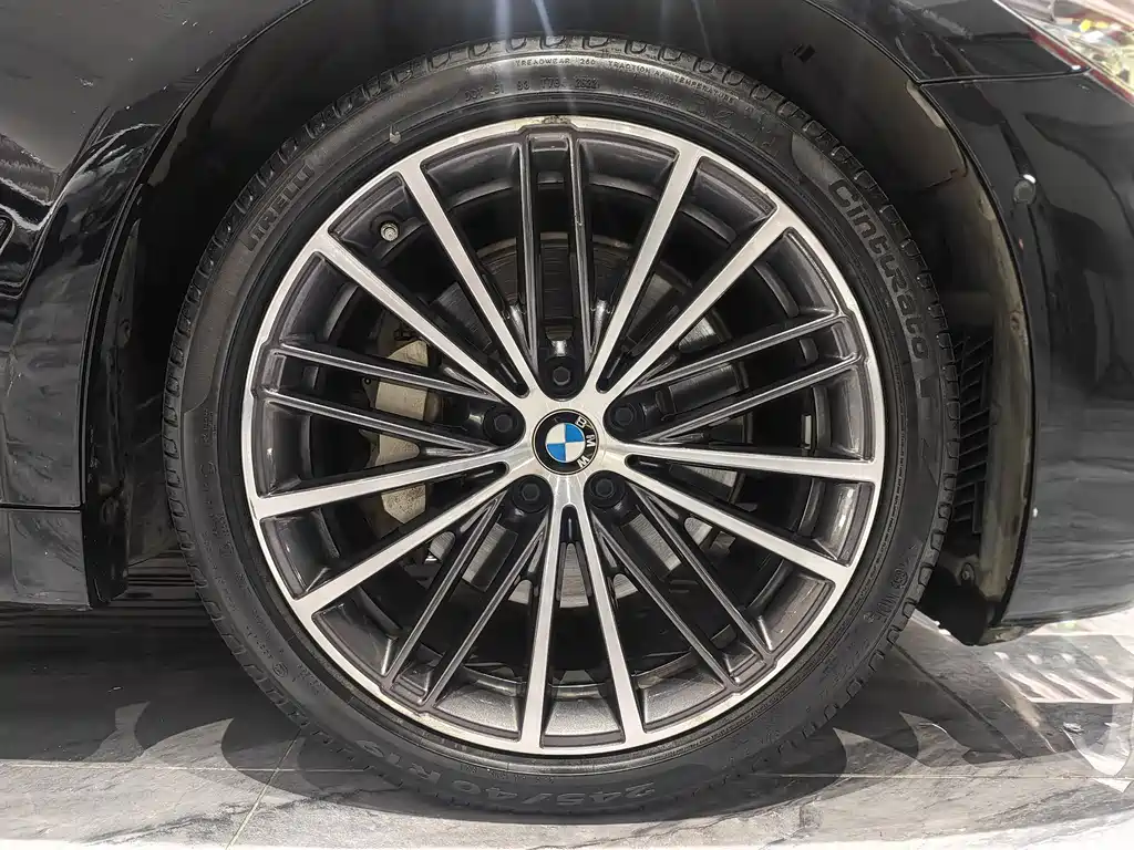 BMW 5 Series 2019 — фото 29