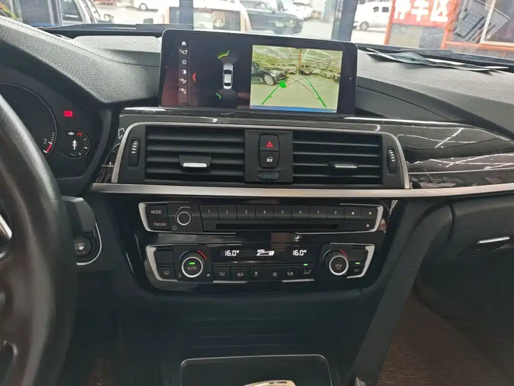 BMW 3 Series 2018 — фото 13