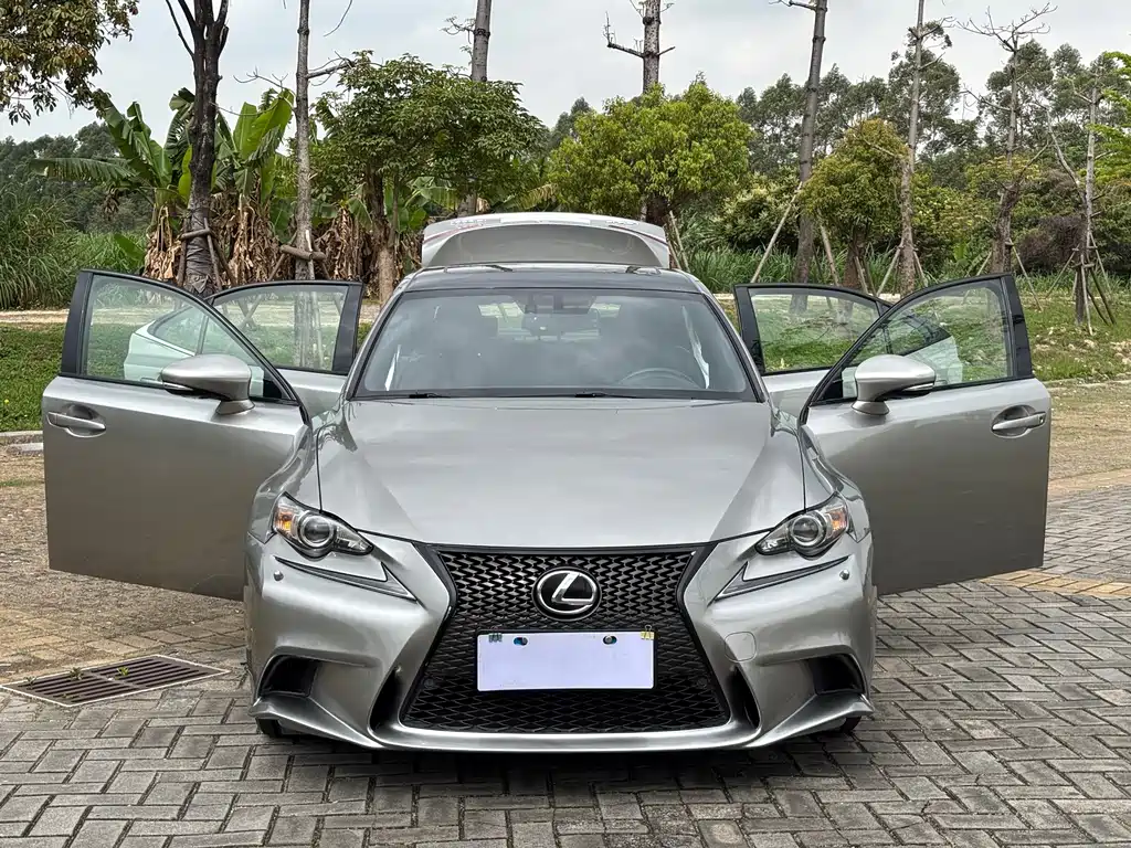 Lexus IS 2016 — фото 12