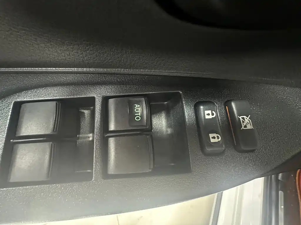 Toyota Yaris L 2023 — фото 8