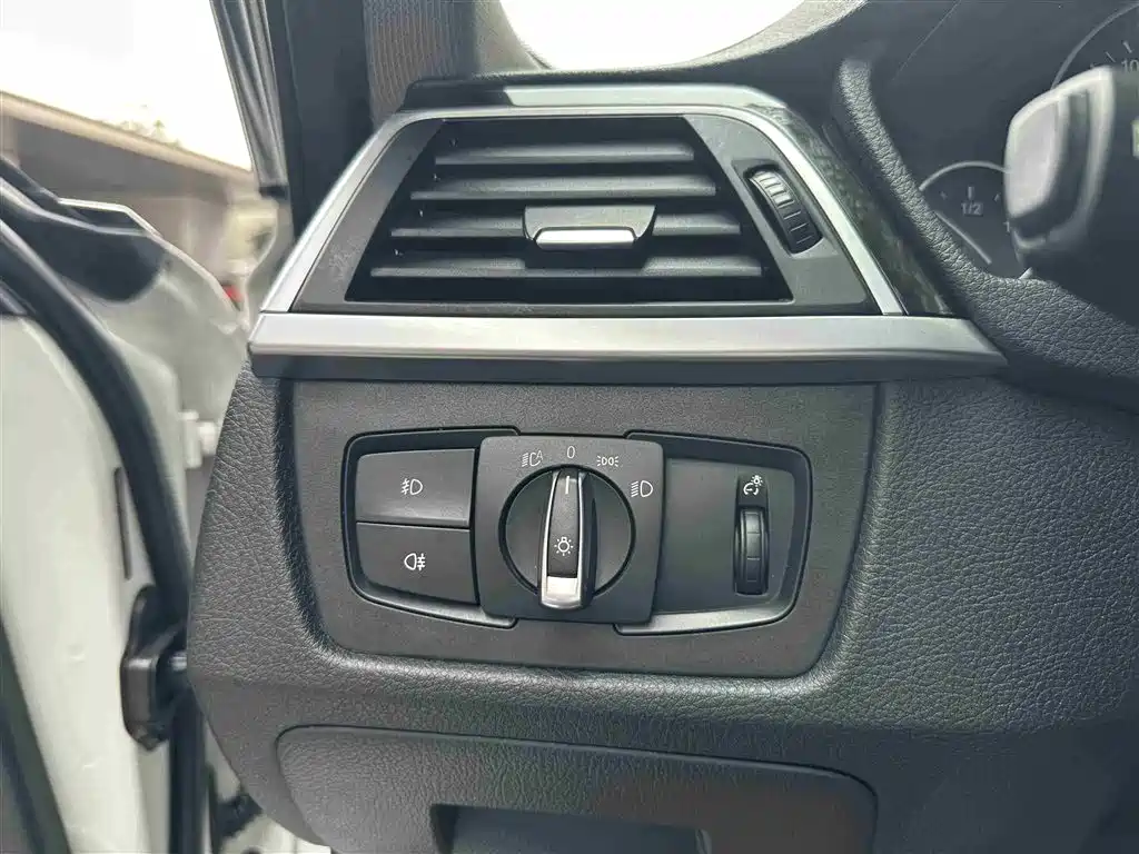 BMW 3 Series 2017 — фото 16