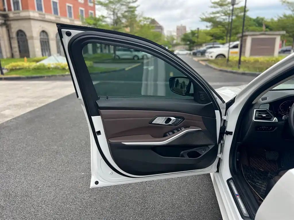 BMW 3 Series 2019 — фото 13