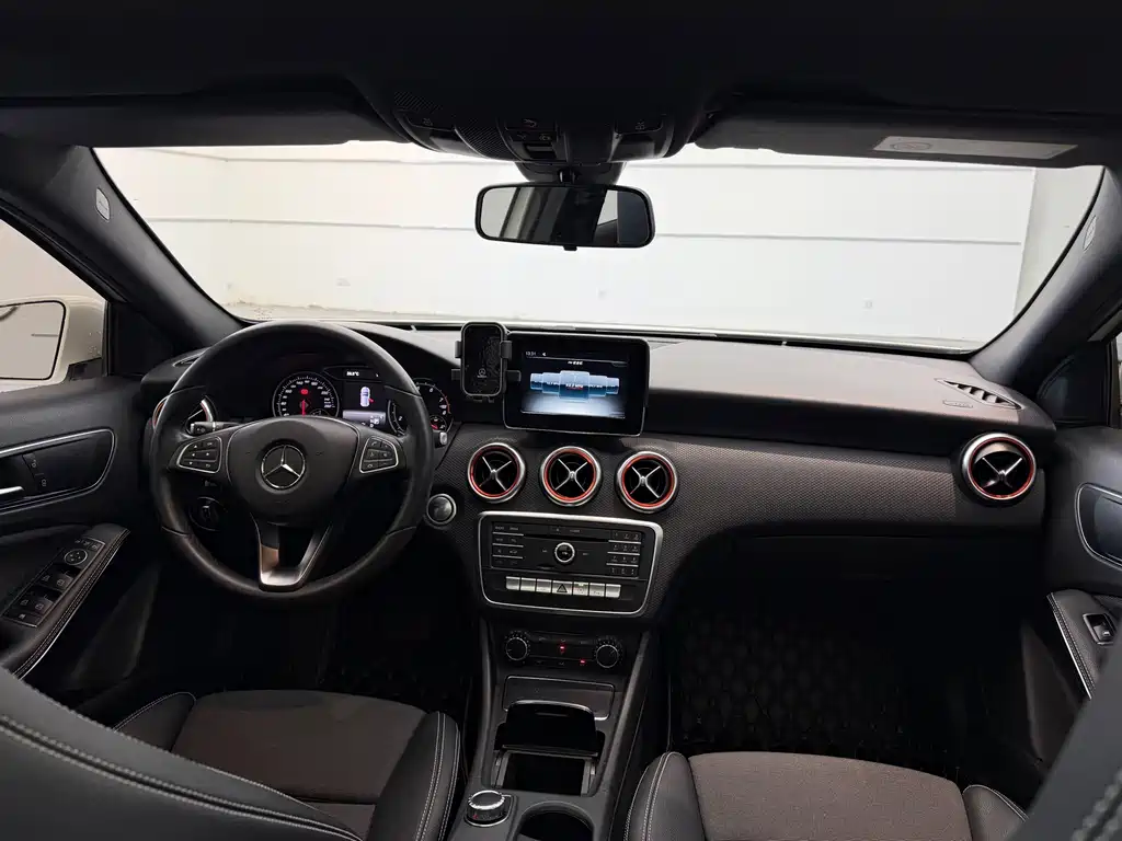 Mercedes-Benz A-Class 2018 — фото 15