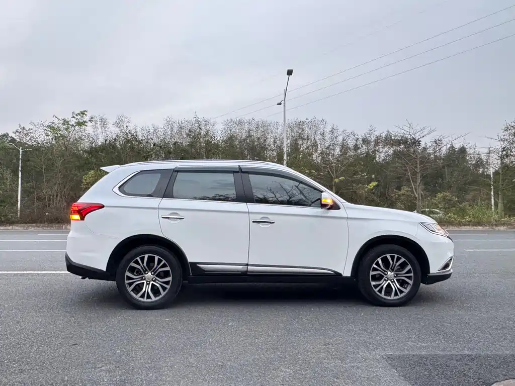 Mitsubishi Outlander 2018 — фото 15
