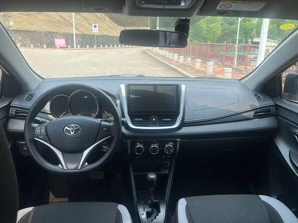 Toyota Yaris L 2022 — фото 8