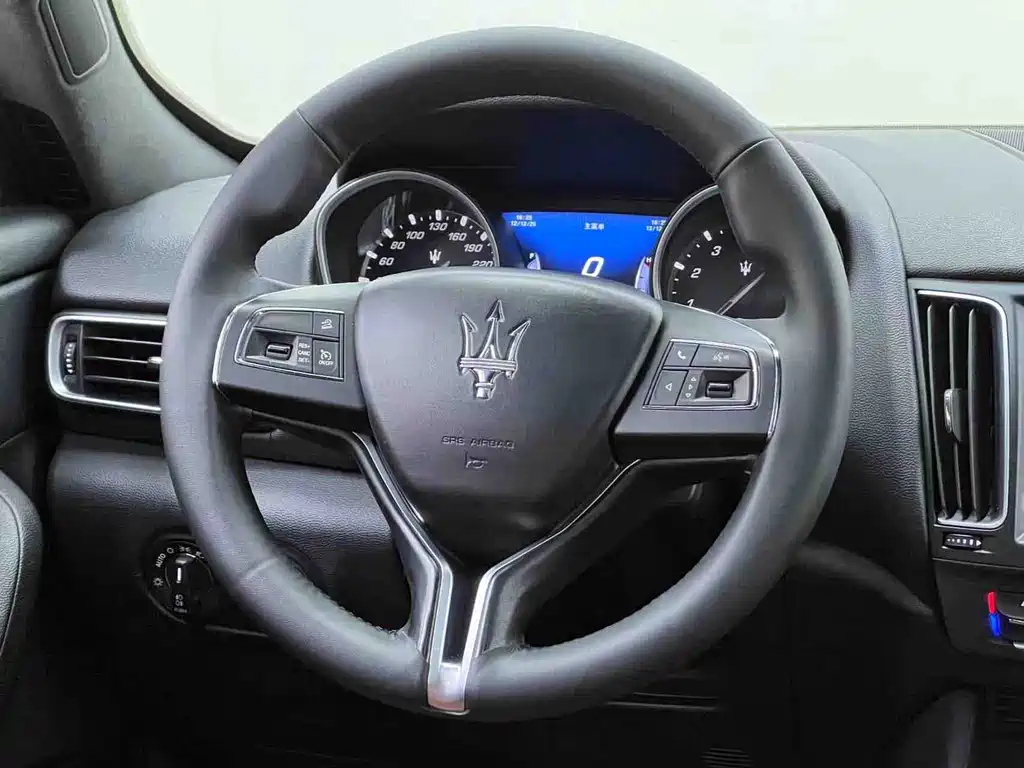 Maserati Levante 2018 — фото 18