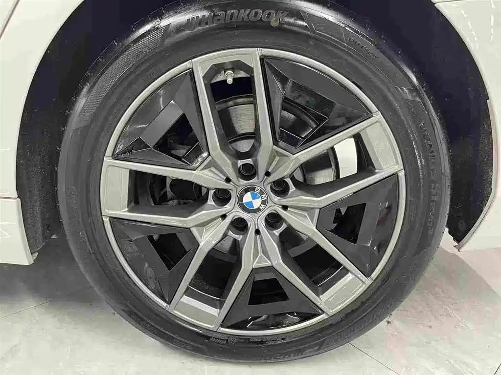 BMW 5 Series 2025 — фото 17