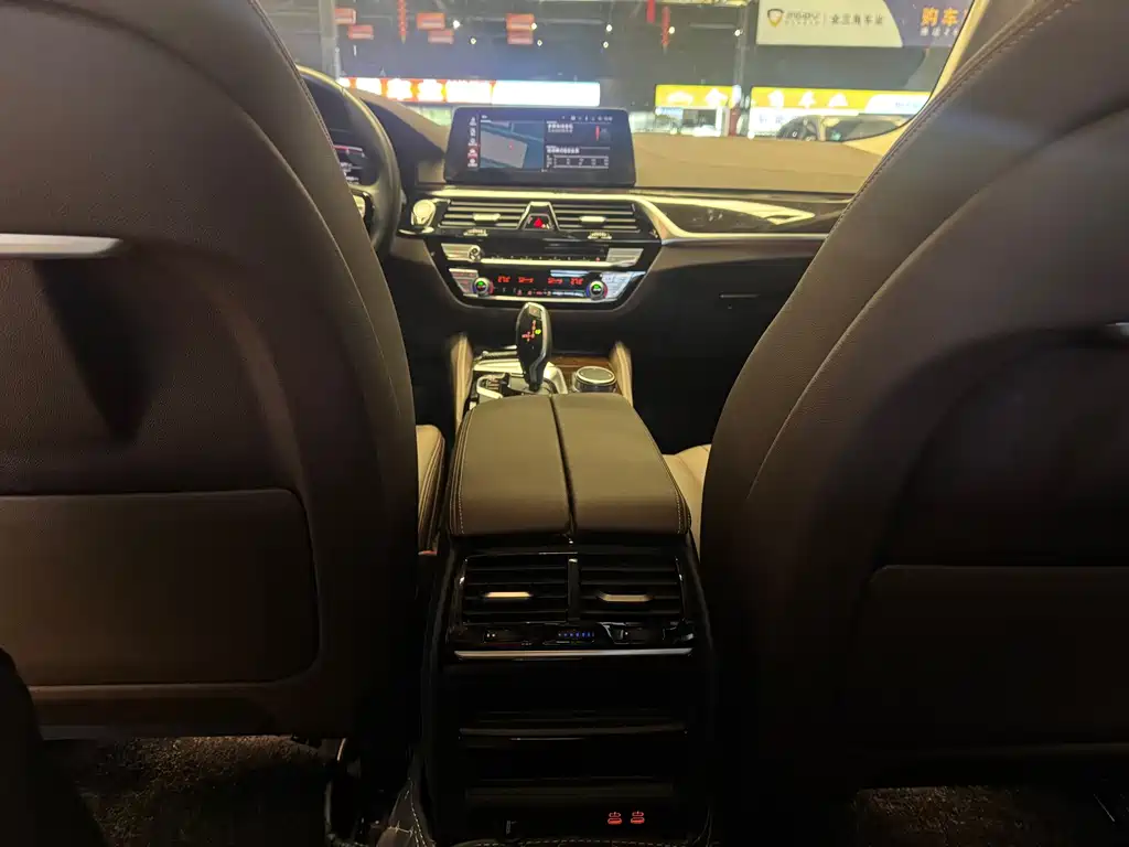 BMW 5 Series 2019 — фото 20