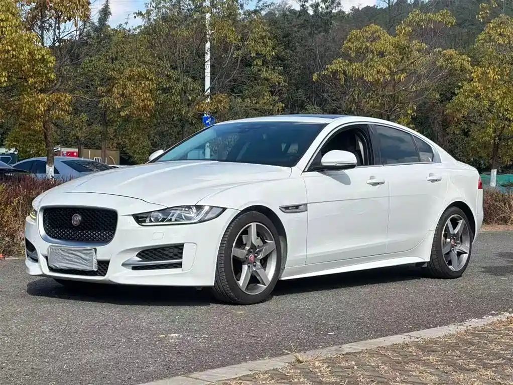 Jaguar XE 2016 — фото 1