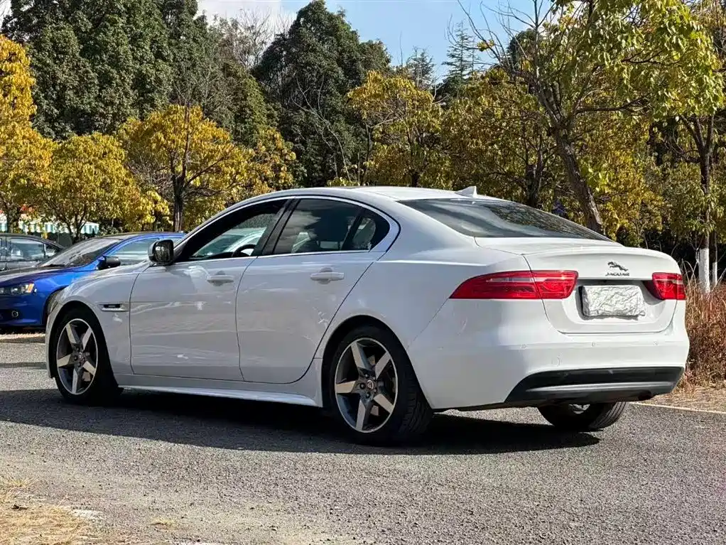 Jaguar XE 2016 — фото 7