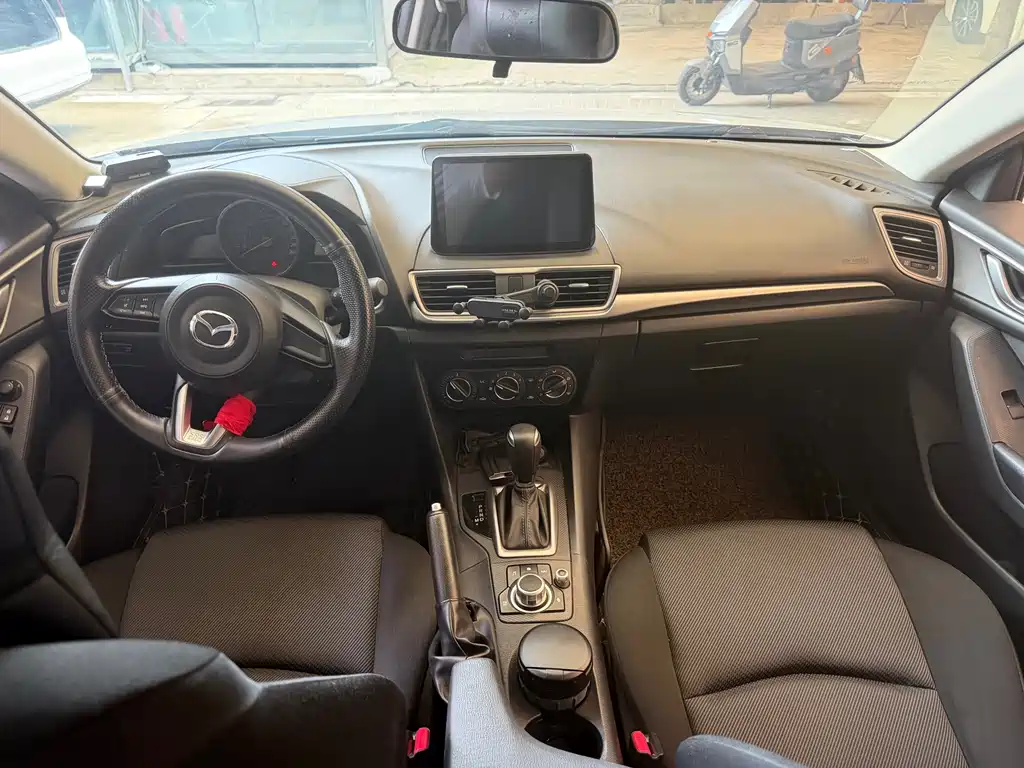 Mazda 3 Axela 2018 — фото 8
