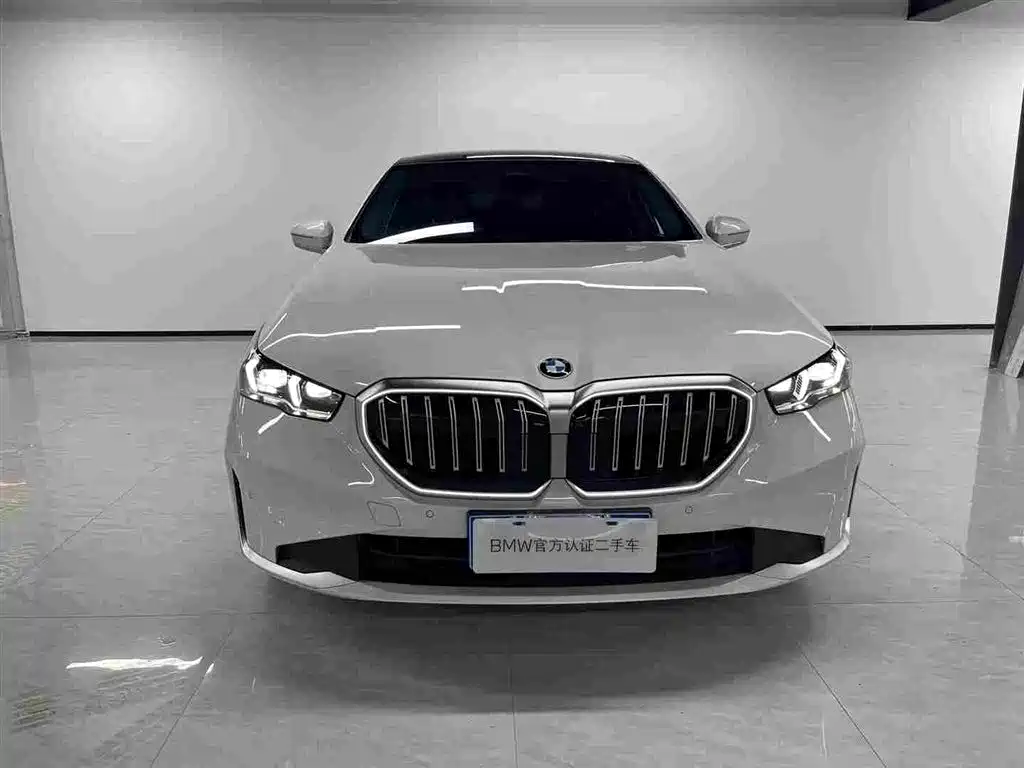 BMW 5 Series 2025 — фото 2