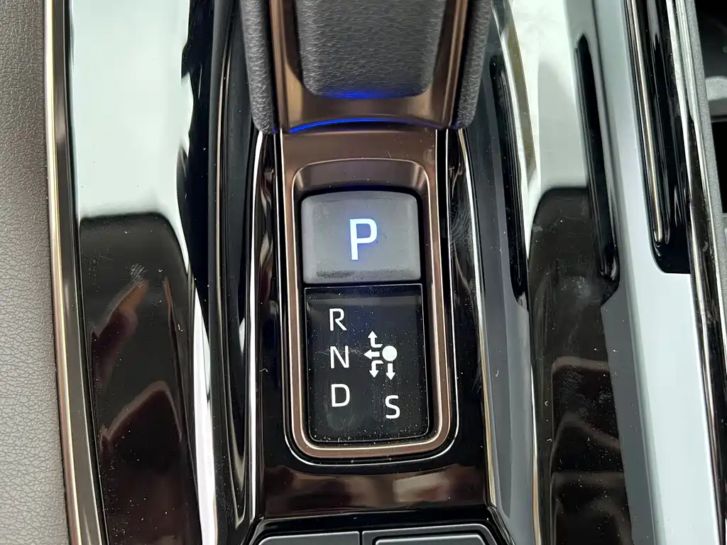 Toyota Alphard — фото 15