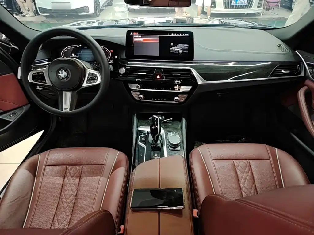 BMW 5 Series 2021 — фото 10