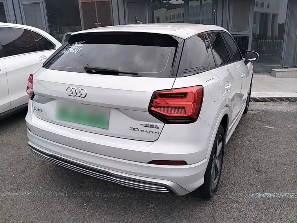 Audi Q2L E-Tron 2021