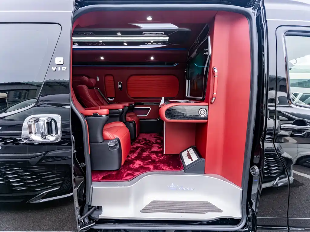 Toyota Hiace — фото 2