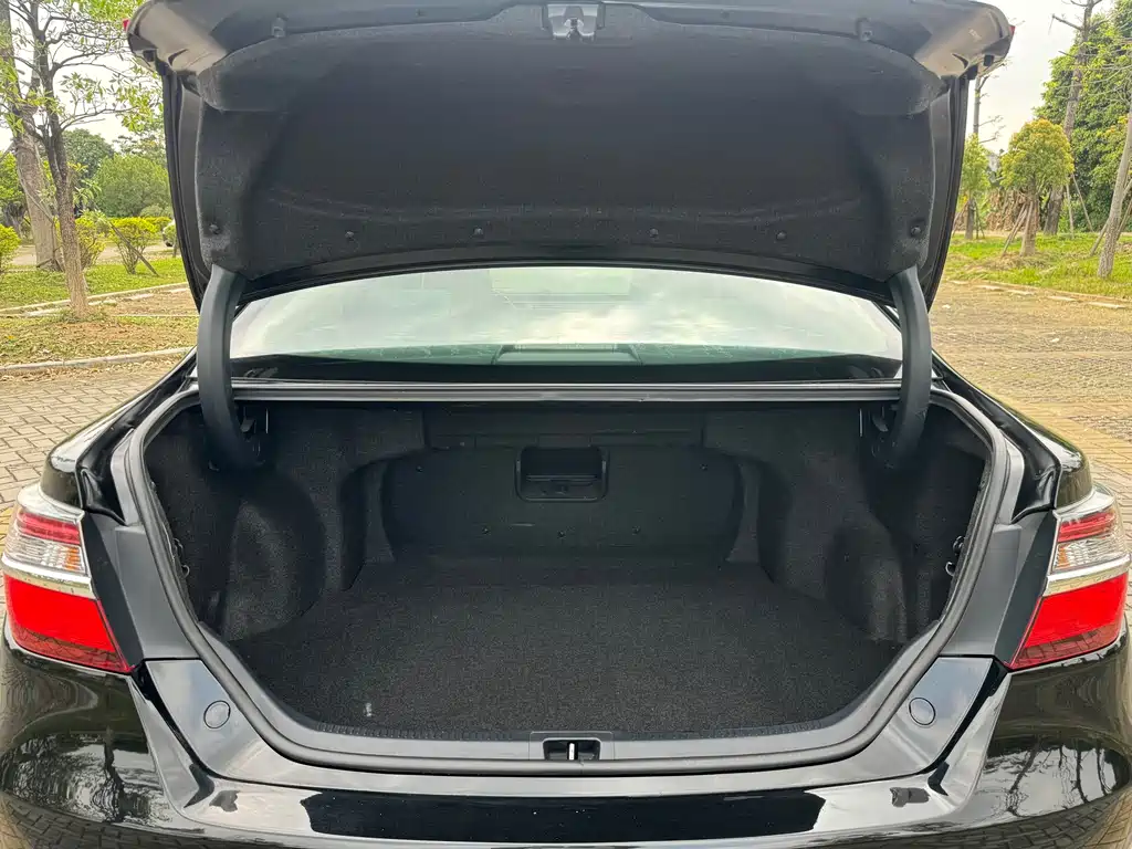 Toyota Camry 2017 — фото 19