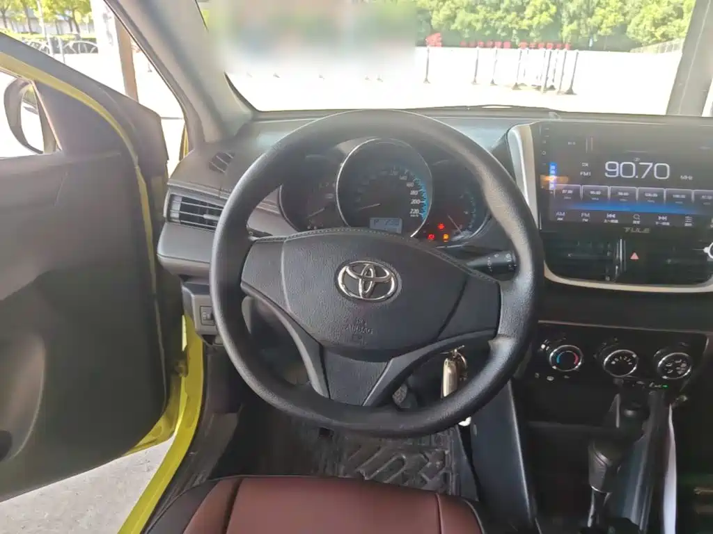 Toyota Yaris L 2018 — фото 11