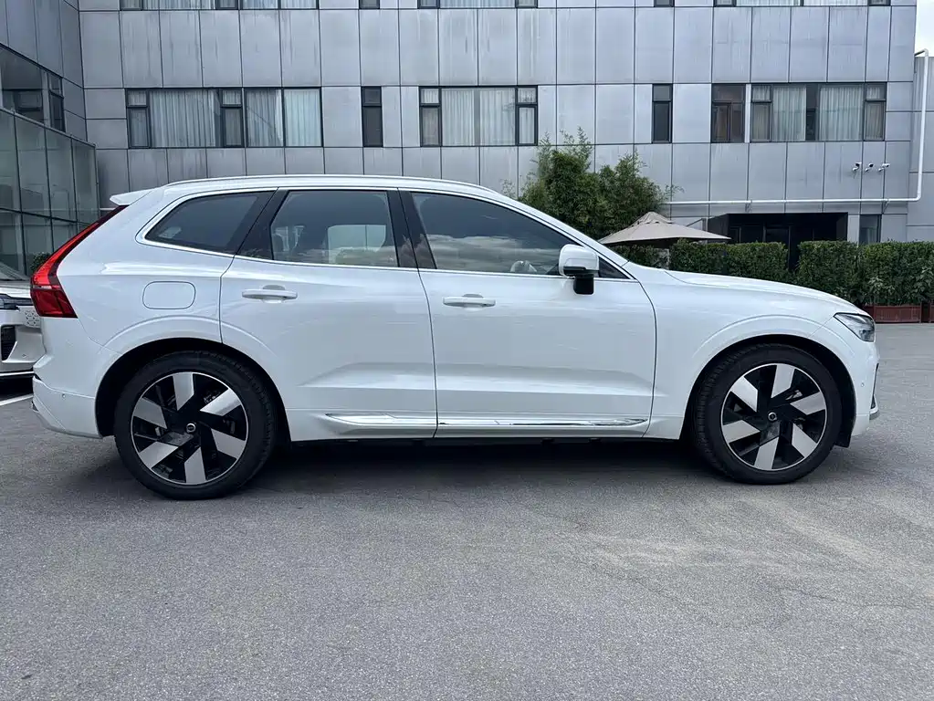 Volvo XC60 Plug-In Hybrid 2024 — фото 12