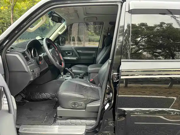 Mitsubishi Pajero 2015