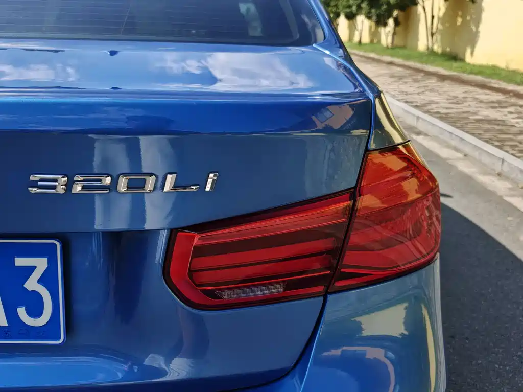 BMW 3 Series 2018 — фото 10