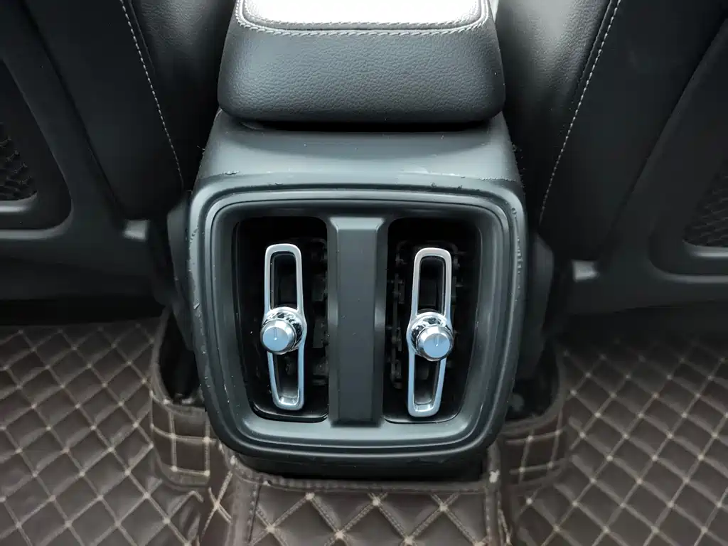 Volvo XC40 2020 — фото 17