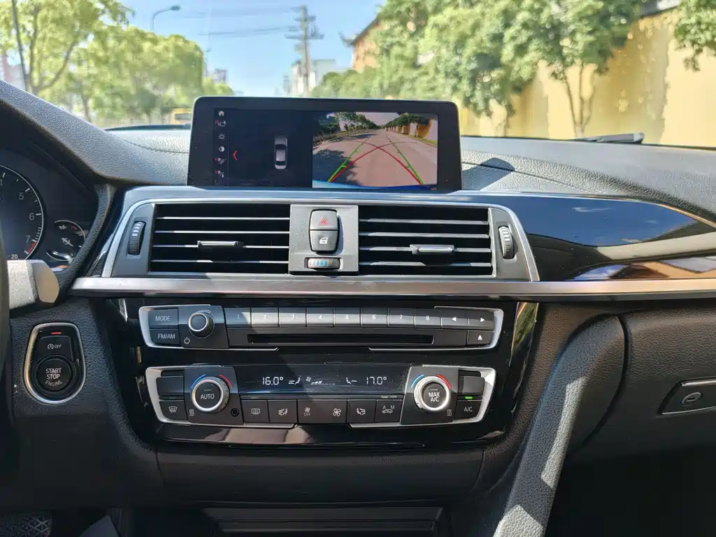 BMW 3 Series 2018 — фото 18