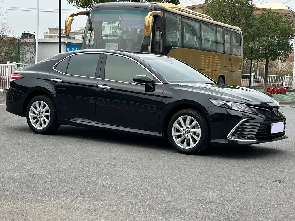 Toyota Camry 2023 — фото 3