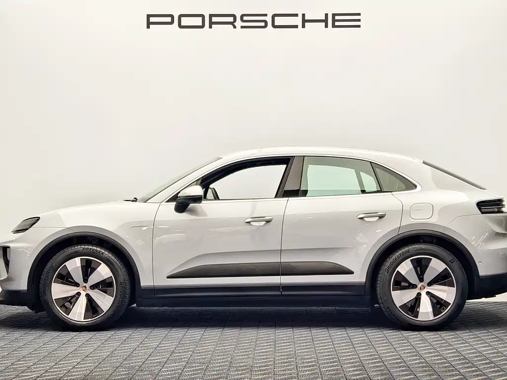 Porsche Macan EV 2024 — фото 8